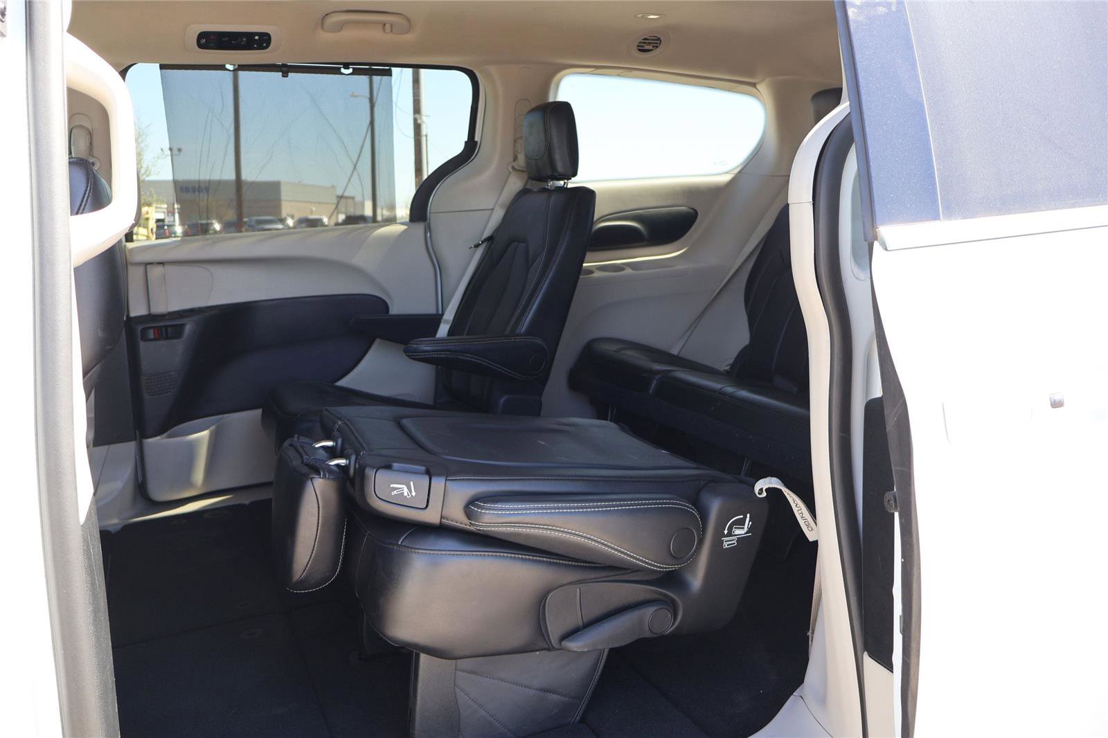 Used 2023 Chrysler Pacifica Touring-L image 28