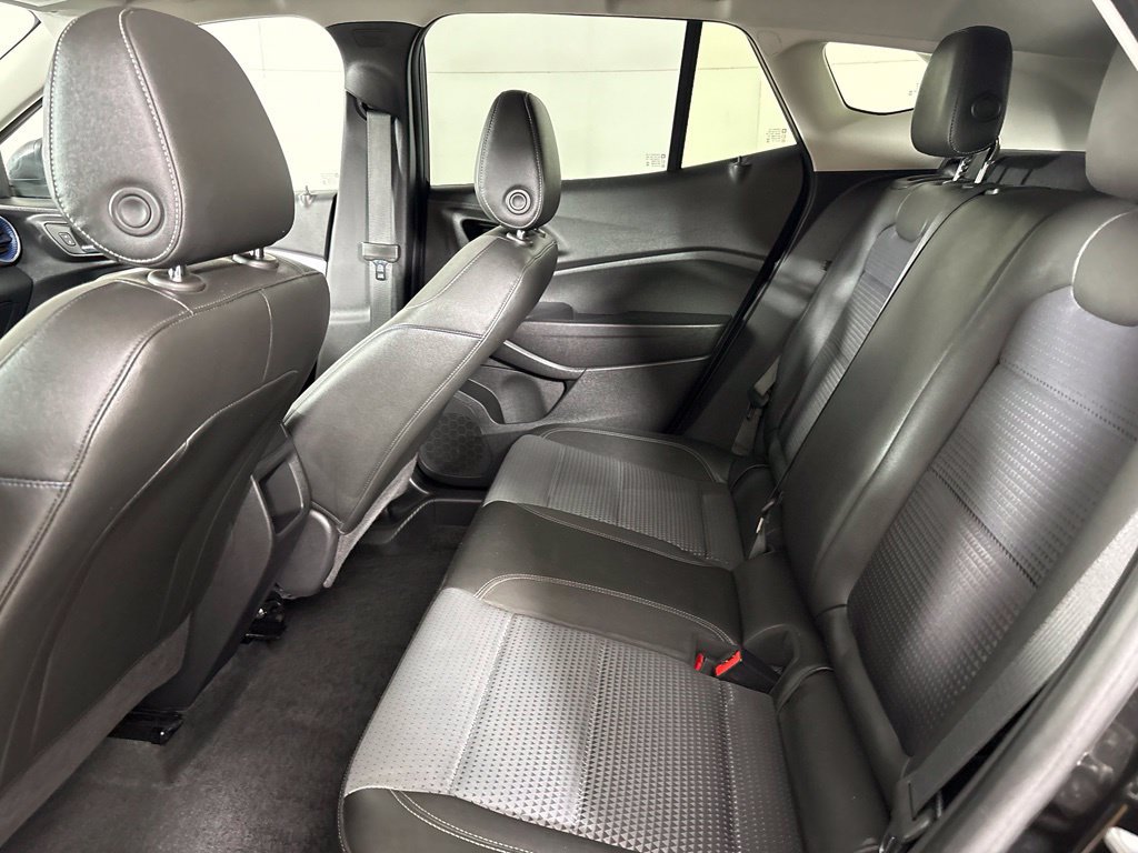 Used 2025 Chevrolet Trax LT FWD image 35