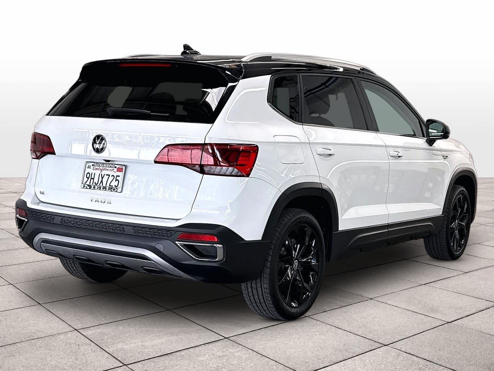 Used 2023 Volkswagen Taos SE w/ Panoramic Sunroof Package FWD image 9