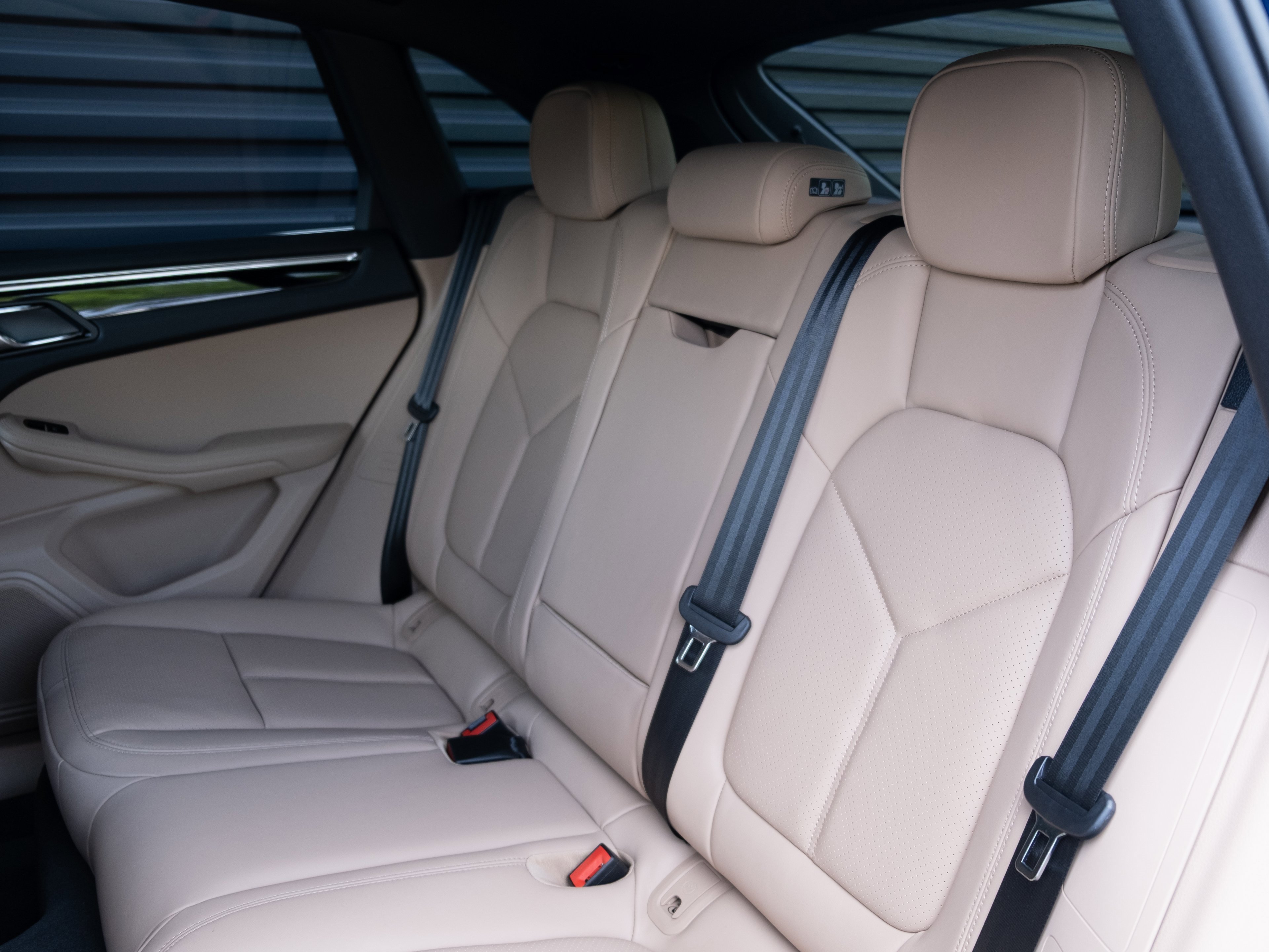 Certified 2025 Porsche Macan image 31