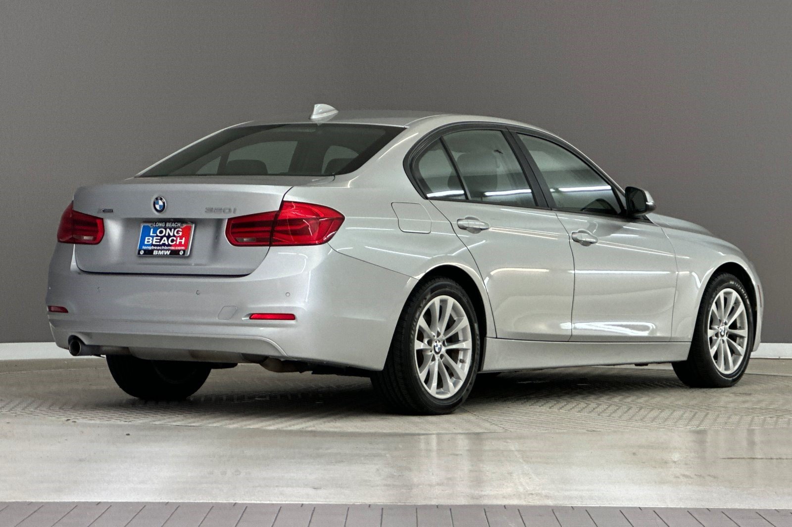 Used 2018 BMW 320i xDrive Sedan w/ Convenience Package AWD/4WD image 8
