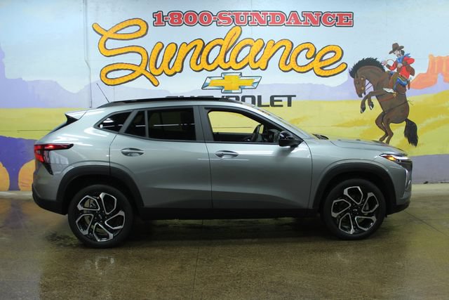 Used 2025 Chevrolet Trax RS w/ Sunroof Package FWD image 1