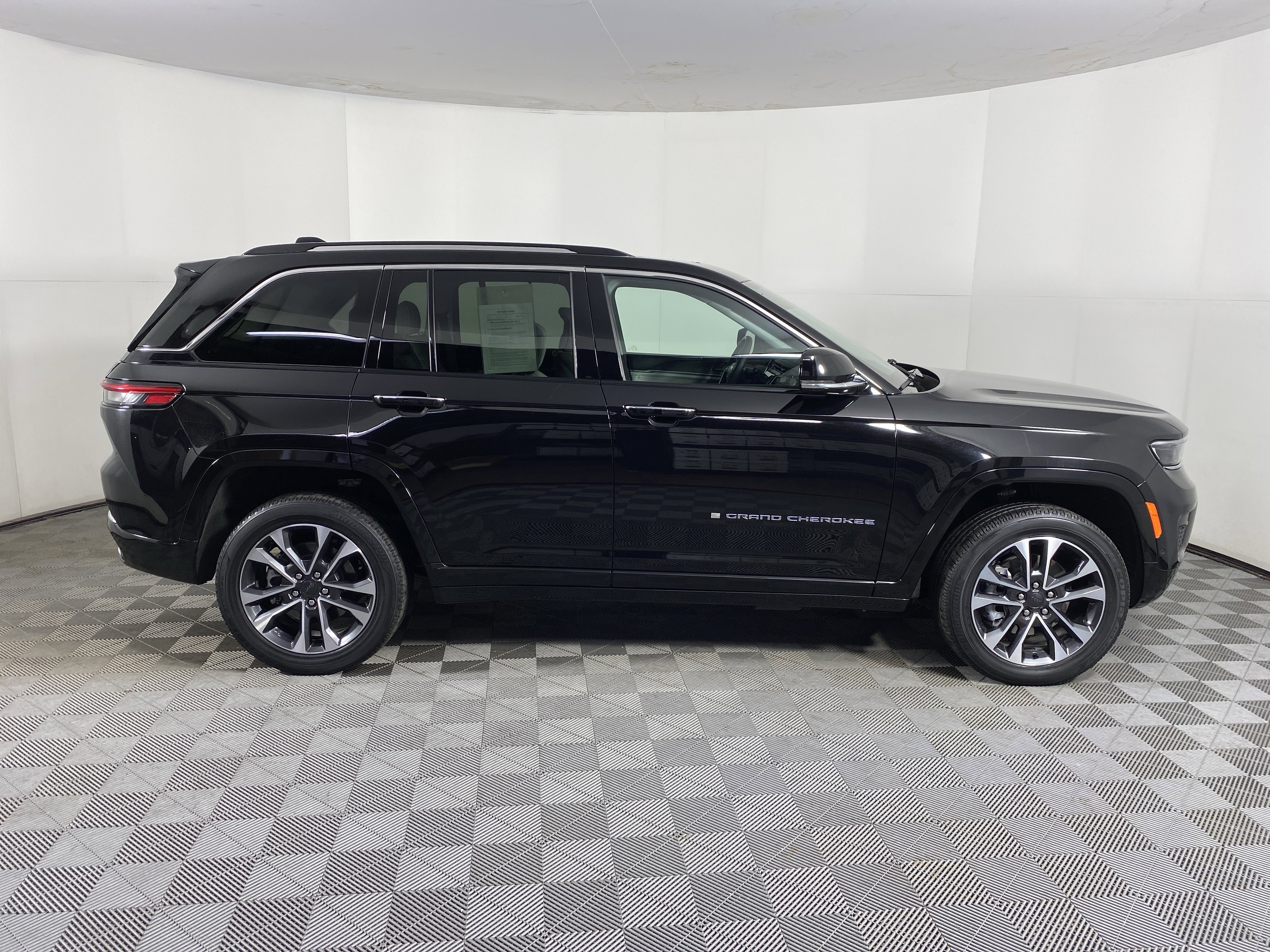 Used 2022 Jeep Grand Cherokee Overland w/ Luxury Tech Group IV image 8