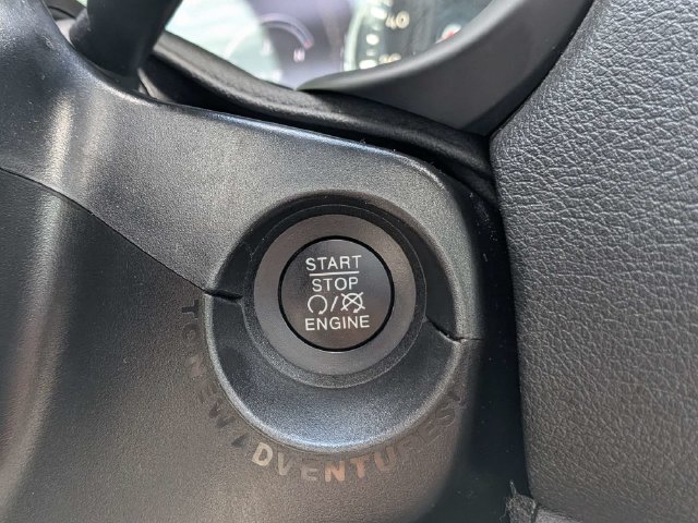 Used 2021 Jeep Renegade Latitude w/ Sun & Sound Group FWD image 28