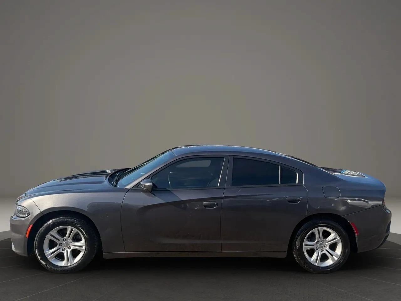 Used 2019 Dodge Charger SXT RWD image 2