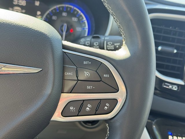 Used 2023 Chrysler Pacifica Touring-L image 25