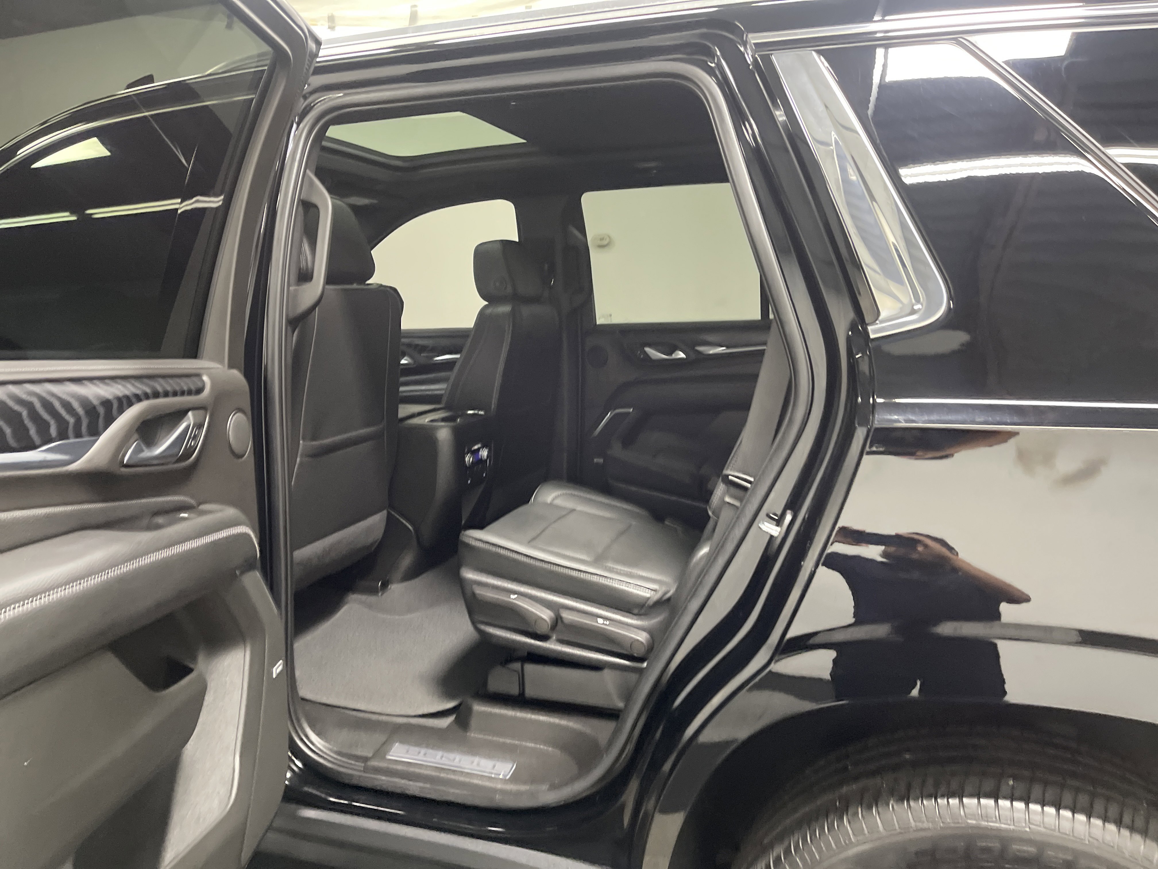 Used 2022 GMC Yukon Denali w/ Denali Premium Package AWD/4WD image 13