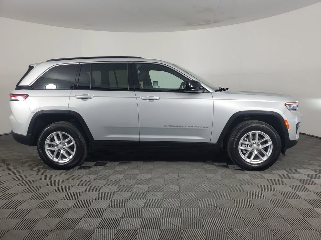 Used 2025 Jeep Grand Cherokee Laredo X image 3