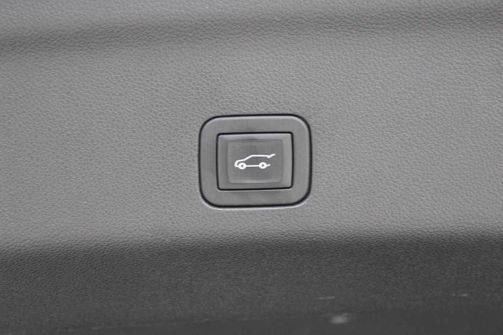 Used 2025 Cadillac Escalade ESV Sport Platinum w/ LPO, ONYX Package image 33