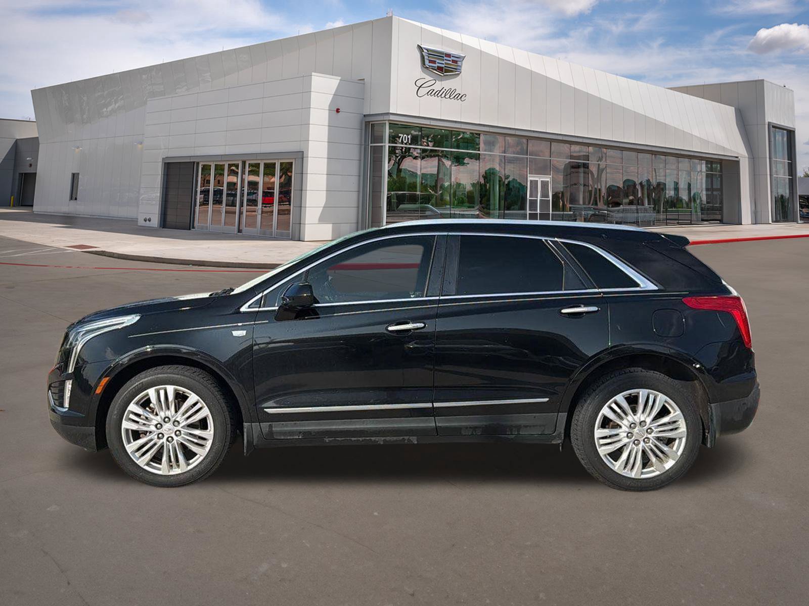 Used 2017 Cadillac XT5 Premium Luxury FWD image 2