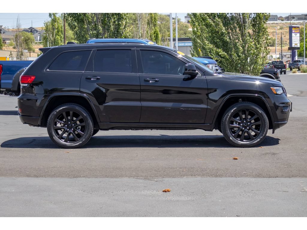 Used 2021 Jeep Grand Cherokee Laredo X AWD/4WD image 3