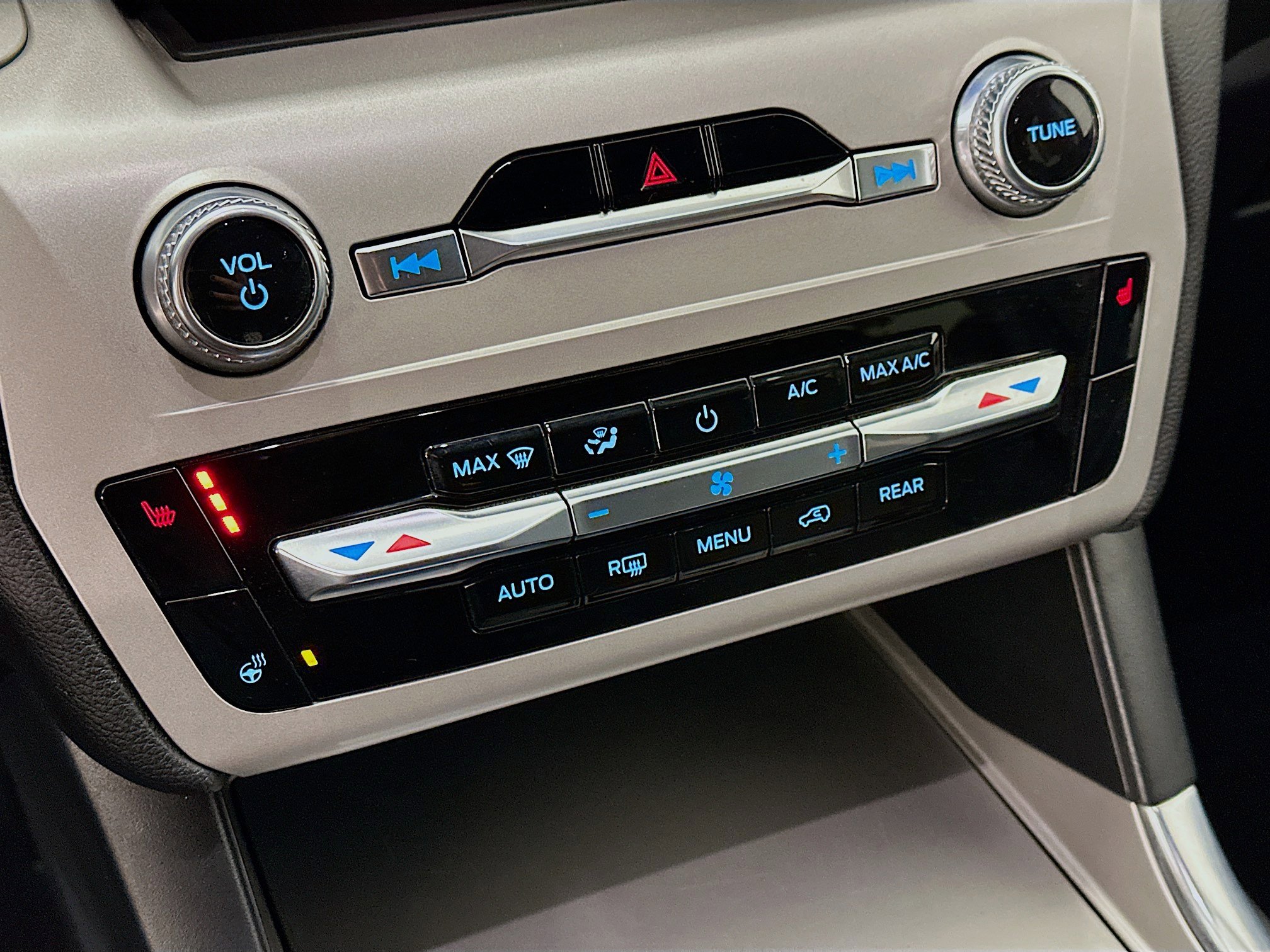 Used 2023 Ford Explorer XLT w/ Equipment Group 202A image 24