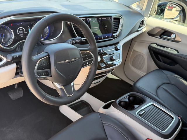 Used 2024 Chrysler Pacifica Touring-L FWD image 12