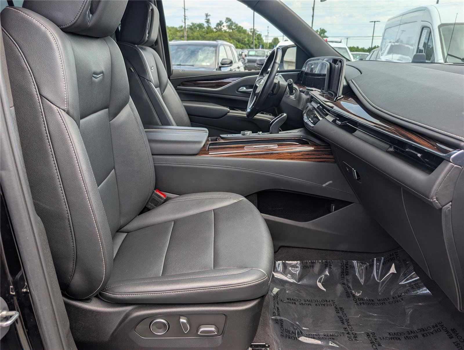 Used 2023 Cadillac Escalade Luxury AWD/4WD image 11