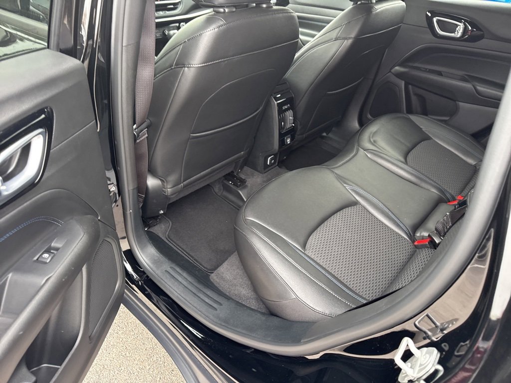 Used 2025 Jeep Compass Latitude w/ Altitude Special Edition image 17