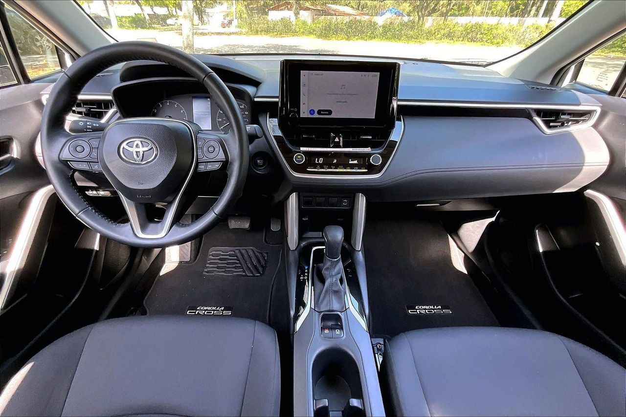 Used 2025 Toyota Corolla Cross LE w/ Moonroof Package image 7