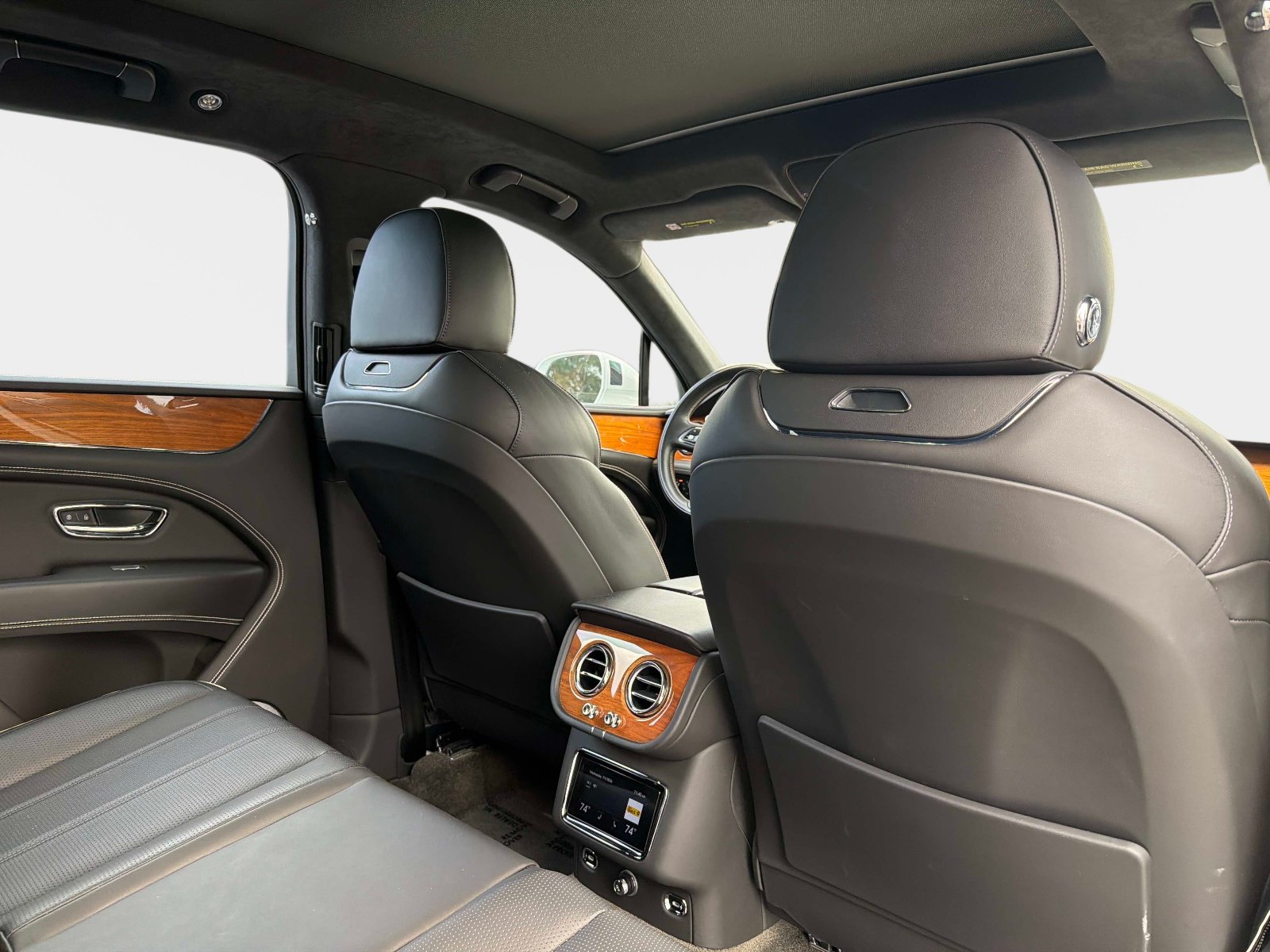 Used 2022 Bentley Bentayga AWD/4WD image 30