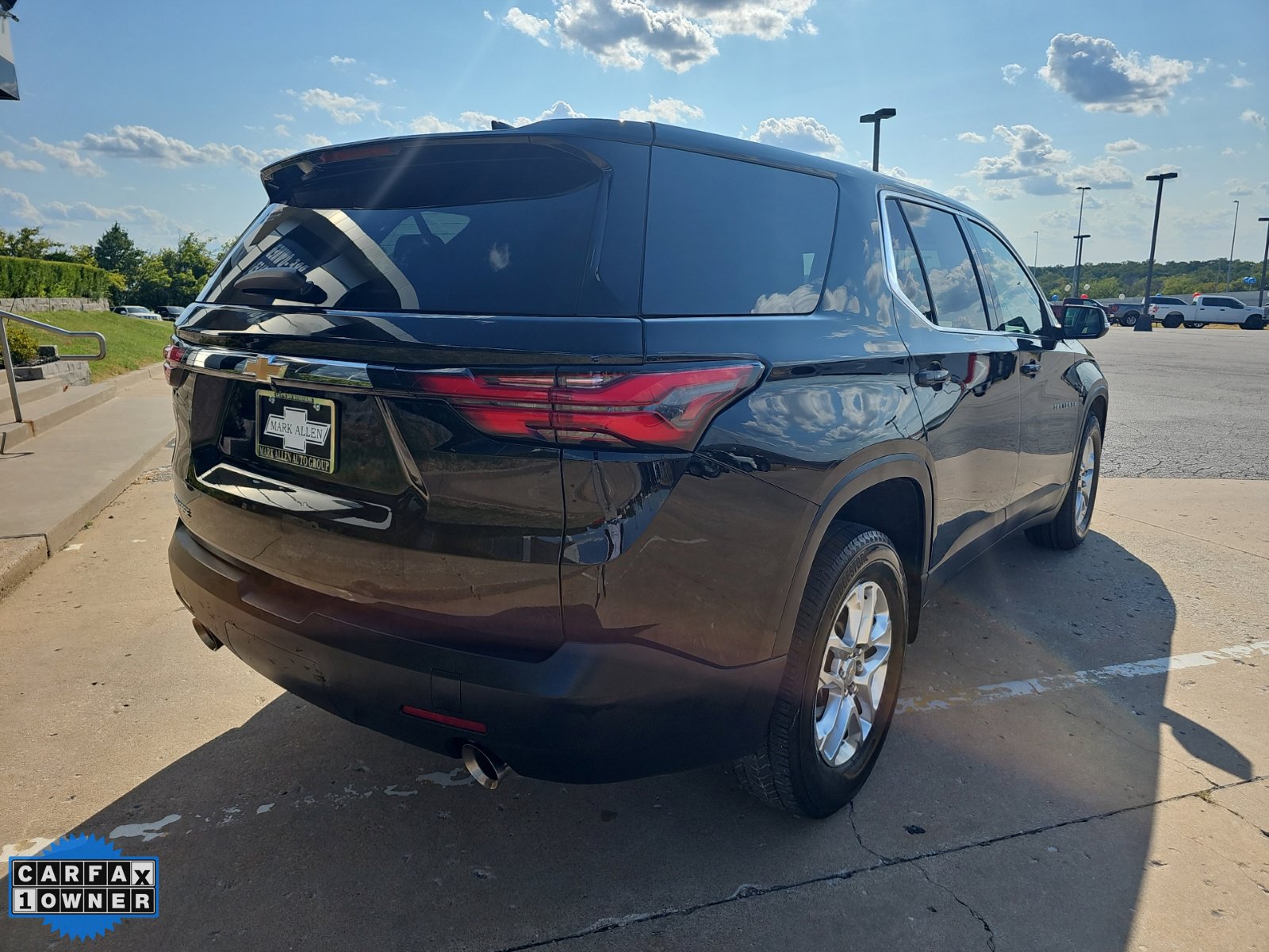 Used 2023 Chevrolet Traverse LS w/ Safety Package FWD image 4