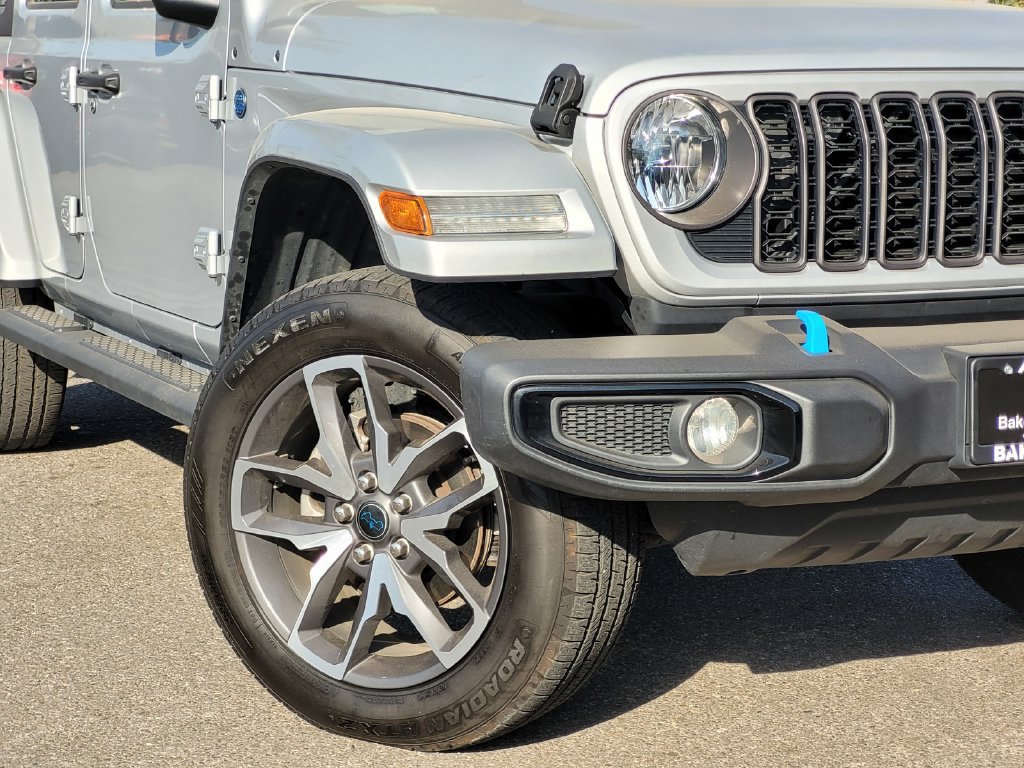 Used 2024 Jeep Wrangler Unlimited w/ Convenience Group AWD/4WD image 4