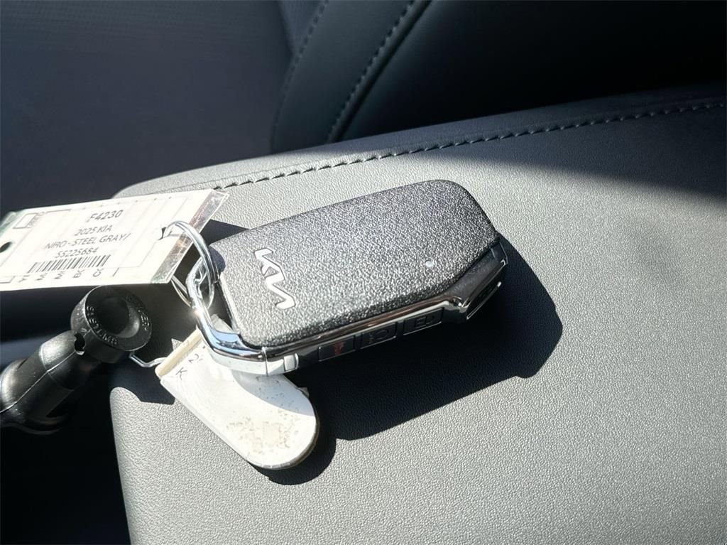 Certified 2025 Kia Niro EX image 39