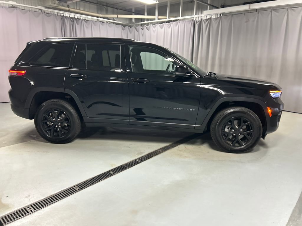 Used 2025 Jeep Grand Cherokee Altitude image 8