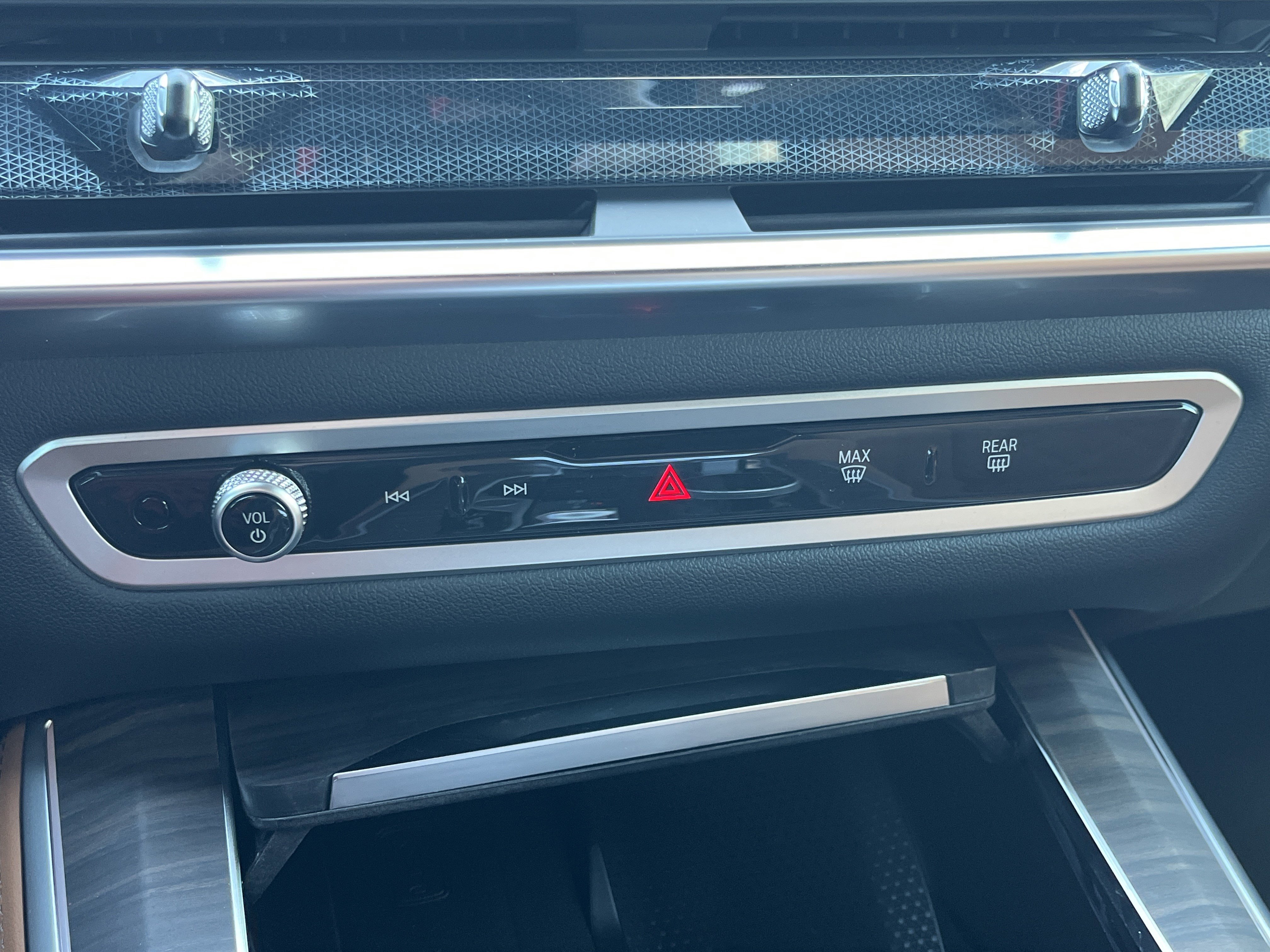 New 2026 BMW X5 xDrive50e w/ Premium Package AWD/4WD image 5