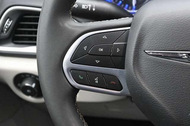 Used 2024 Chrysler Pacifica Touring-L FWD image 17