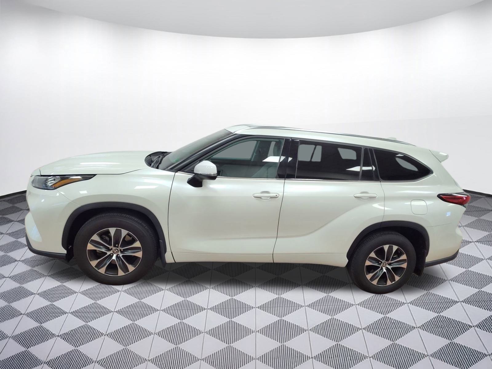 Used 2020 Toyota Highlander XLE image 2