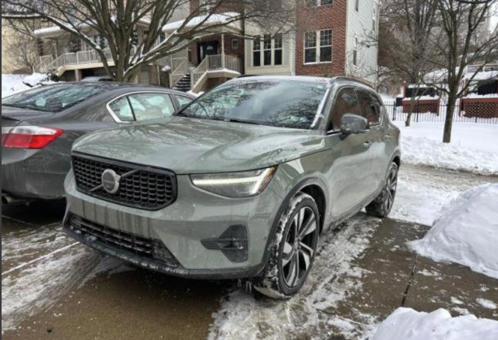 Used 2023 Volvo XC40 B5 Ultimate w/ Protection Package Premier image 1