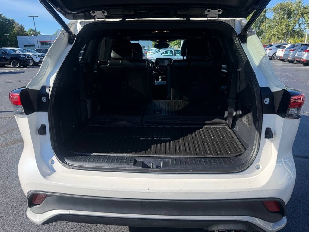 Used 2021 Toyota Highlander XSE AWD/4WD image 17