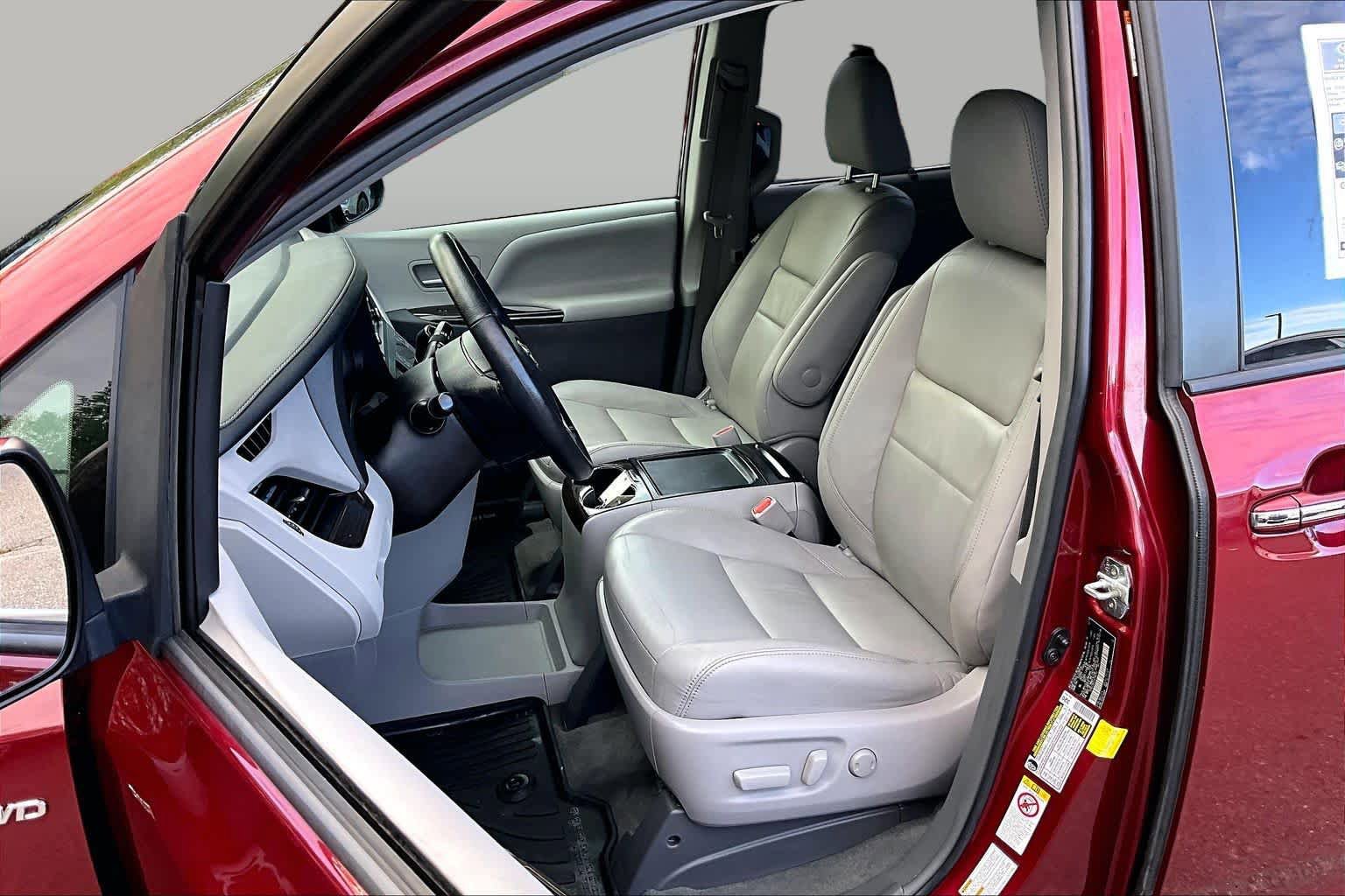 Used 2018 Toyota Sienna XLE w/ XLE Navigation Package AWD/4WD image 9