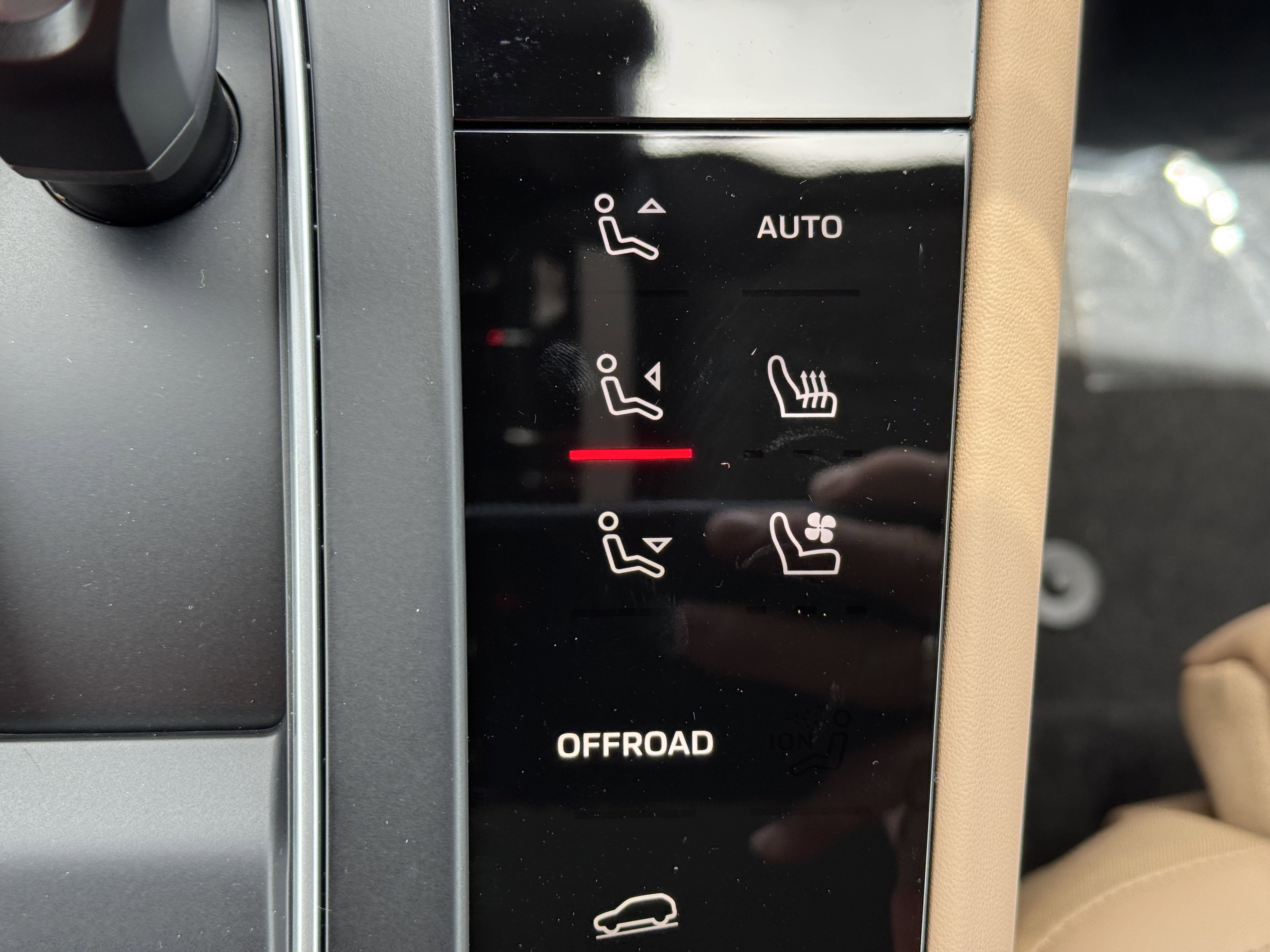 Certified 2025 Porsche Macan image 33