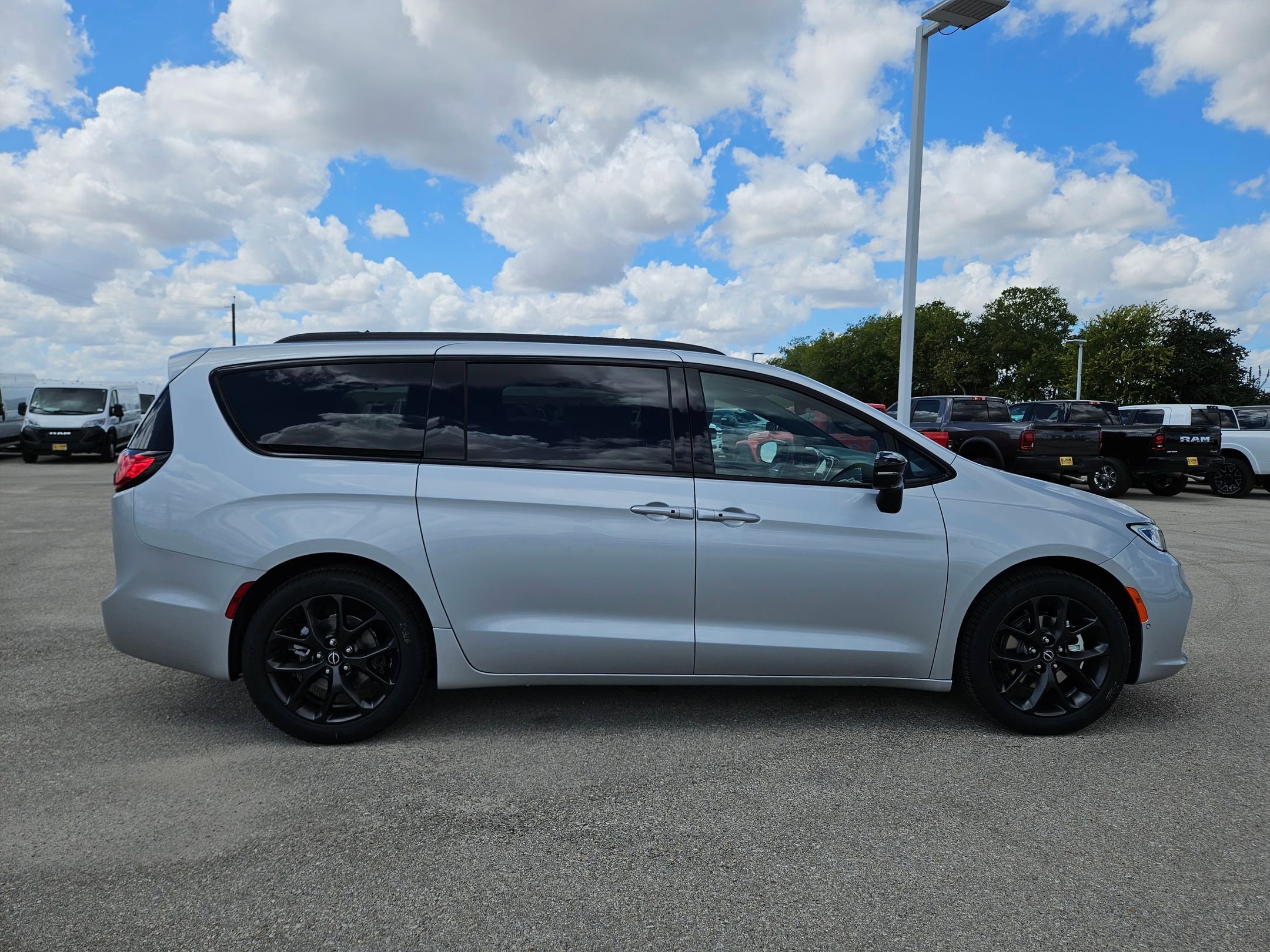 New 2026 Chrysler Pacifica Limited w/ Uconnect Theater Family Group image 2