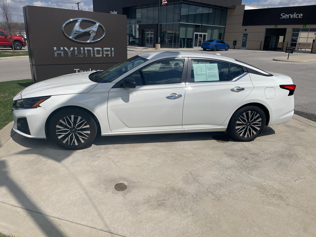 Used 2025 Nissan Altima 2.5 SV FWD image 2