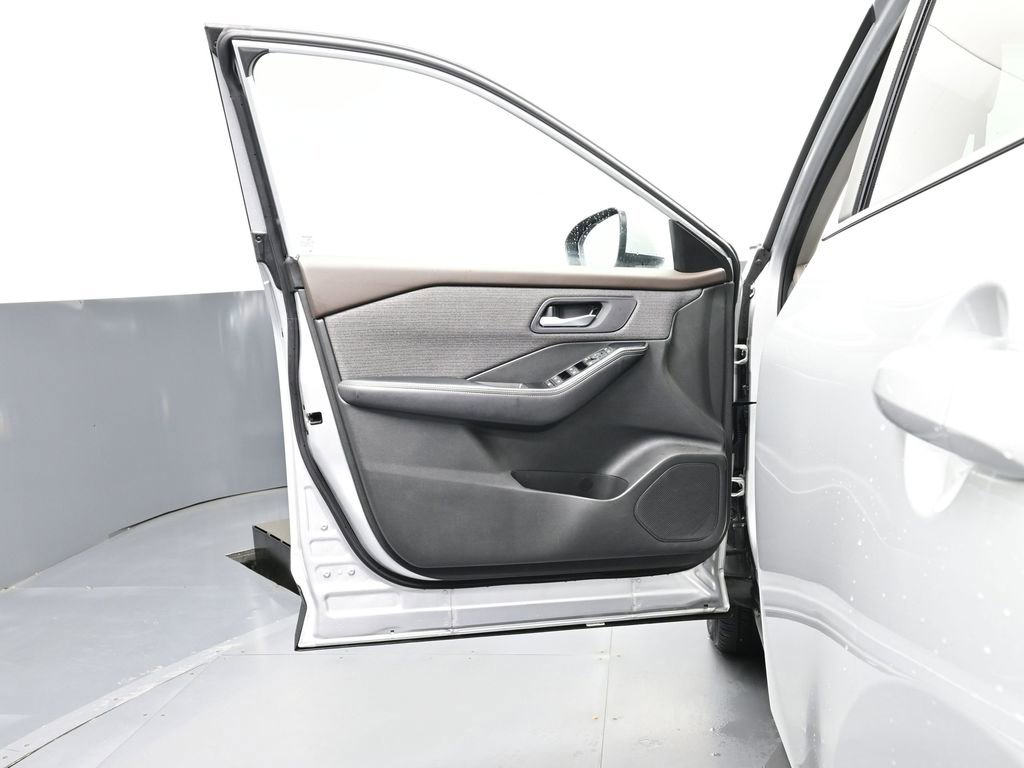 Used 2023 Nissan Rogue SV image 20