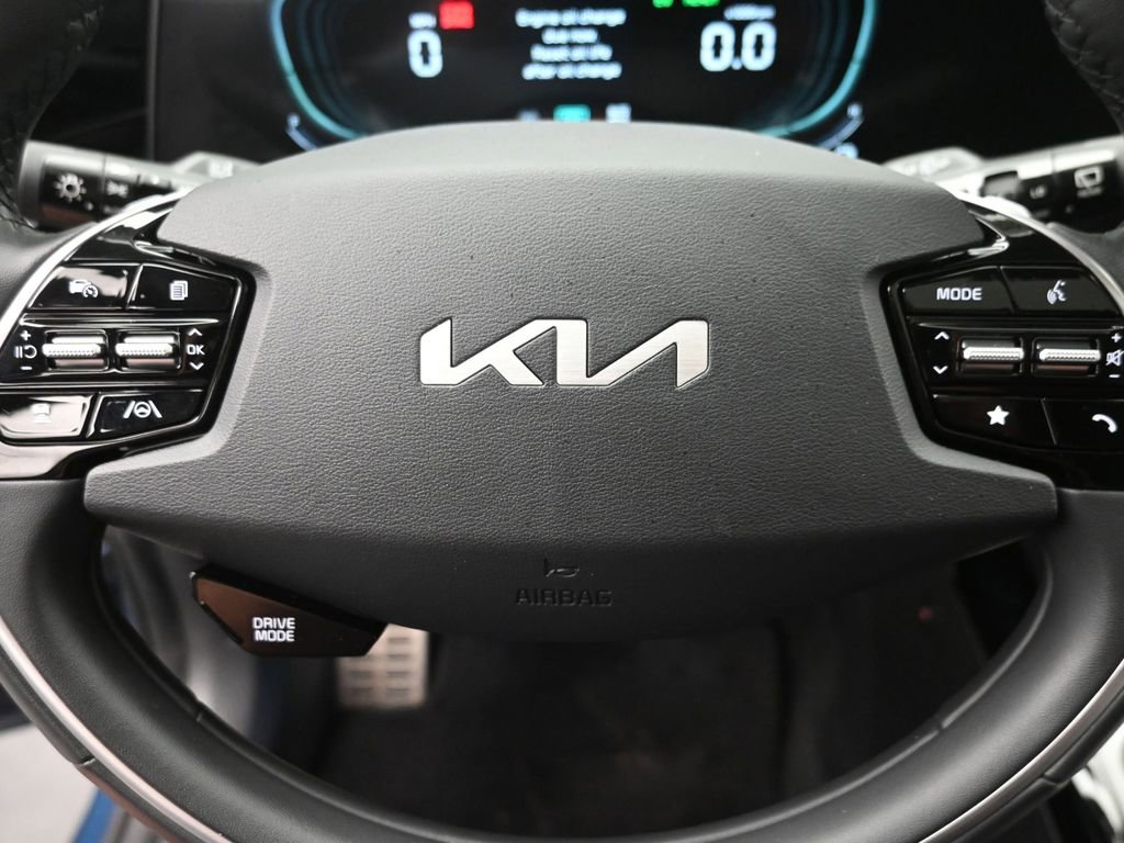Used 2023 Kia Niro SX Touring image 17