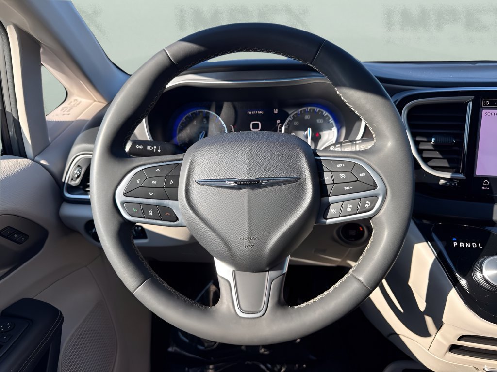 Used 2023 Chrysler Pacifica Touring-L FWD image 15