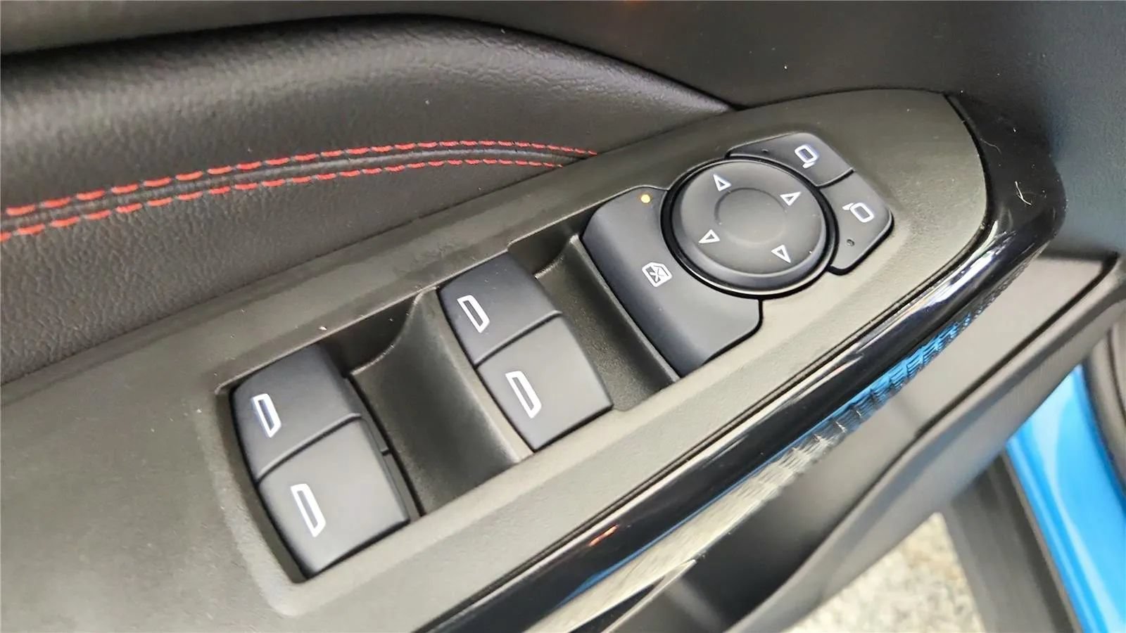 Used 2025 Chevrolet Trax RS w/ Sunroof Package FWD image 32