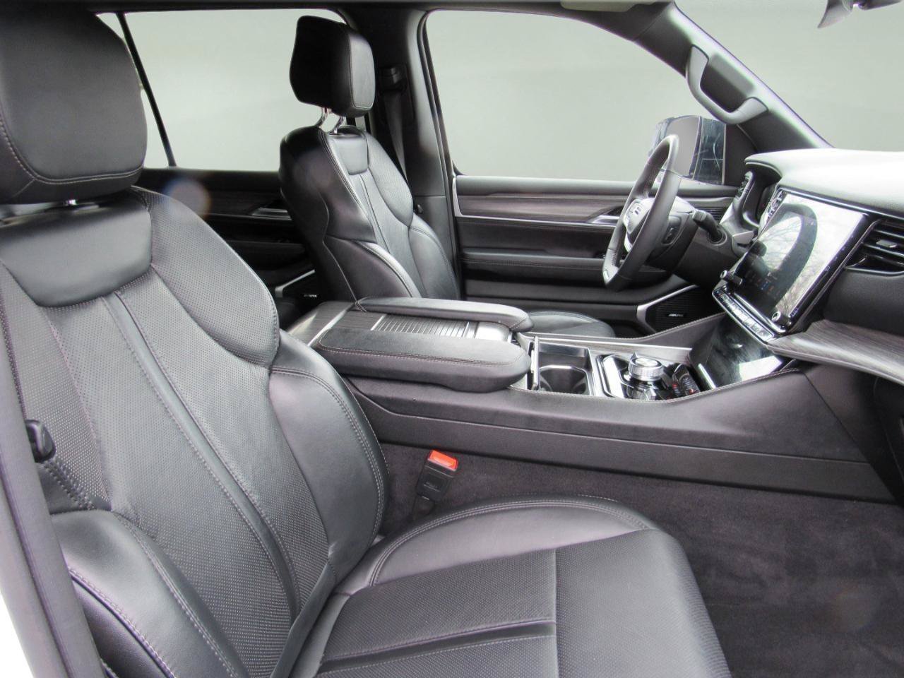Used 2024 Jeep Wagoneer Series III AWD/4WD image 34