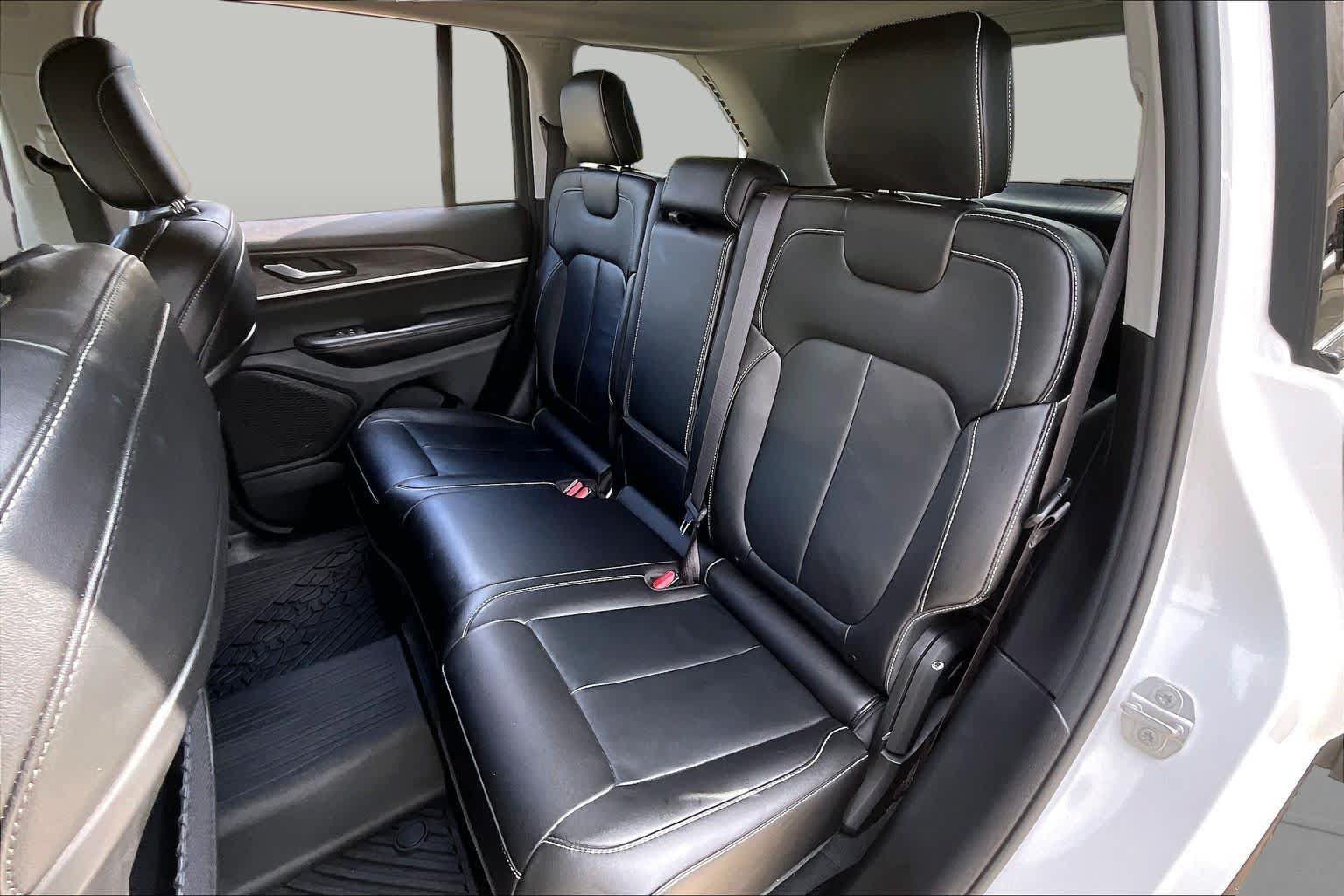 Used 2023 Jeep Grand Cherokee Limited w/ Black Appearance Package AWD/4WD image 20