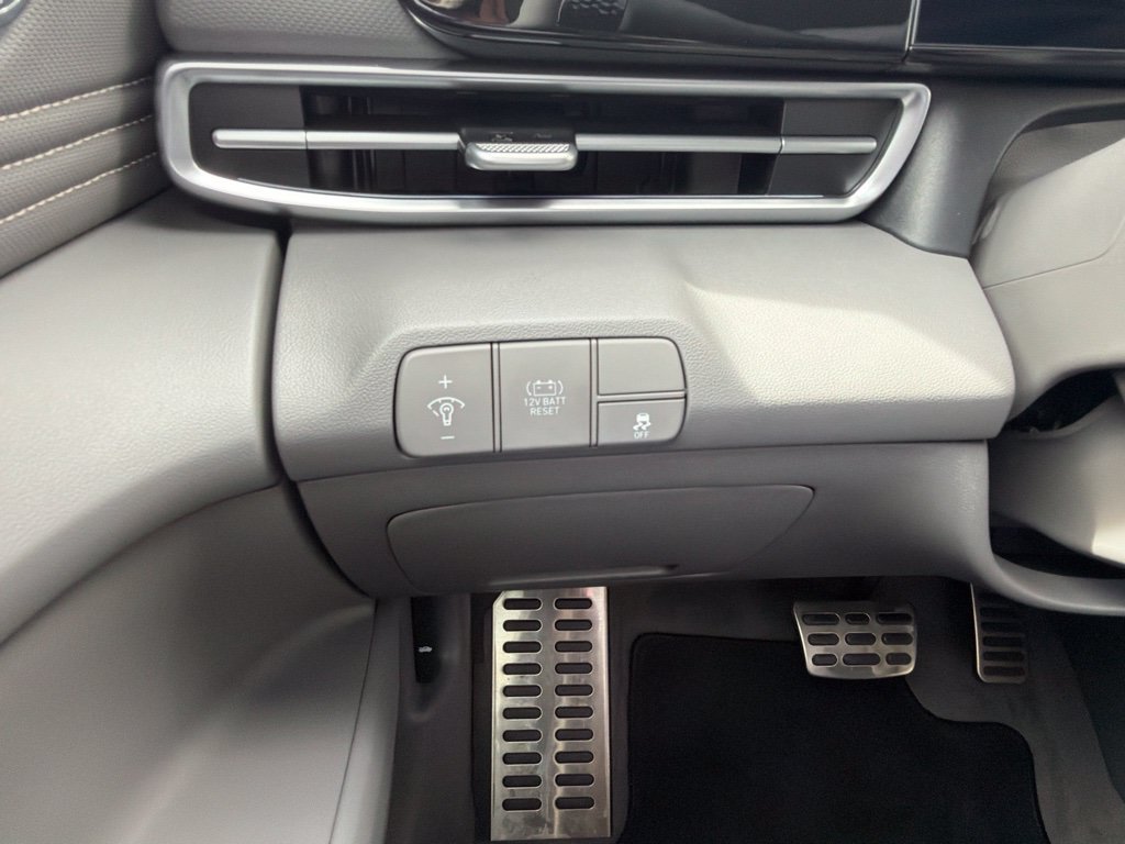Certified 2025 Hyundai Elantra SEL FWD image 32