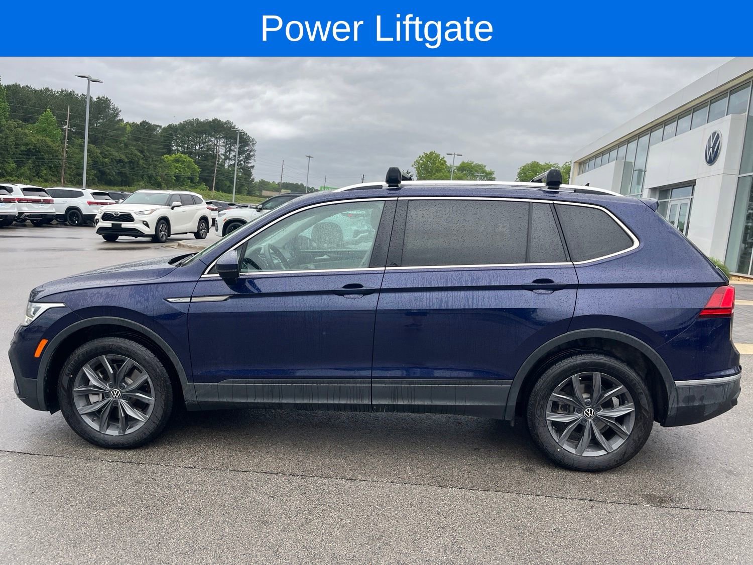 Used 2023 Volkswagen Tiguan SE w/ Panoramic Sunroof Package FWD image 8