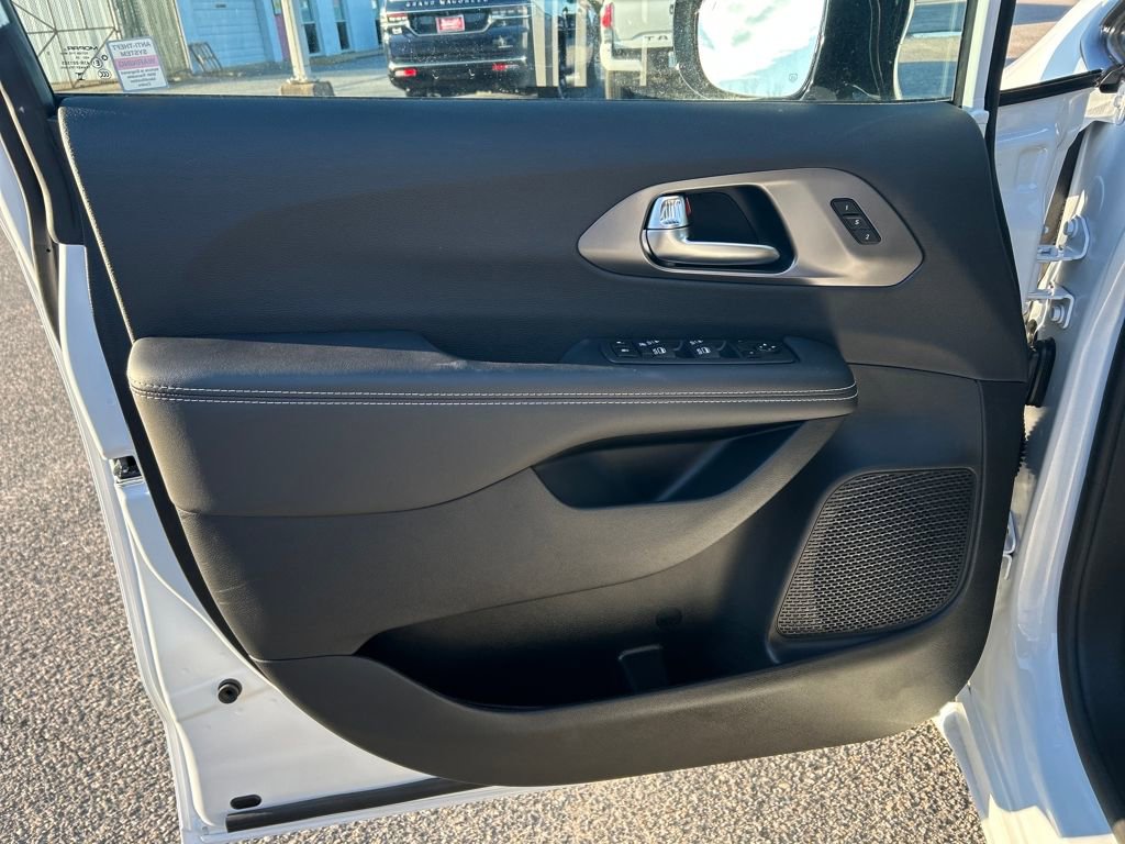 New 2026 Chrysler Pacifica Select w/ S Appearance Package image 12