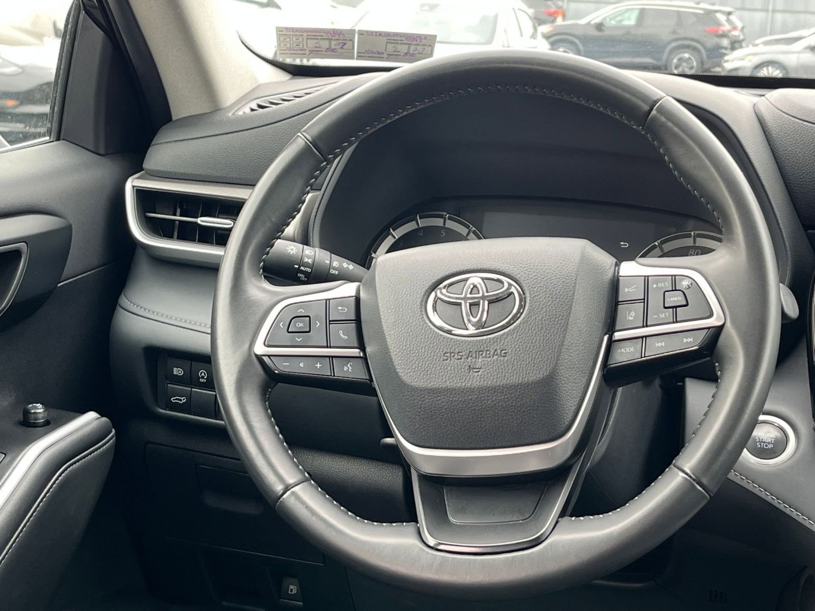 Used 2025 Toyota Highlander LE FWD image 29