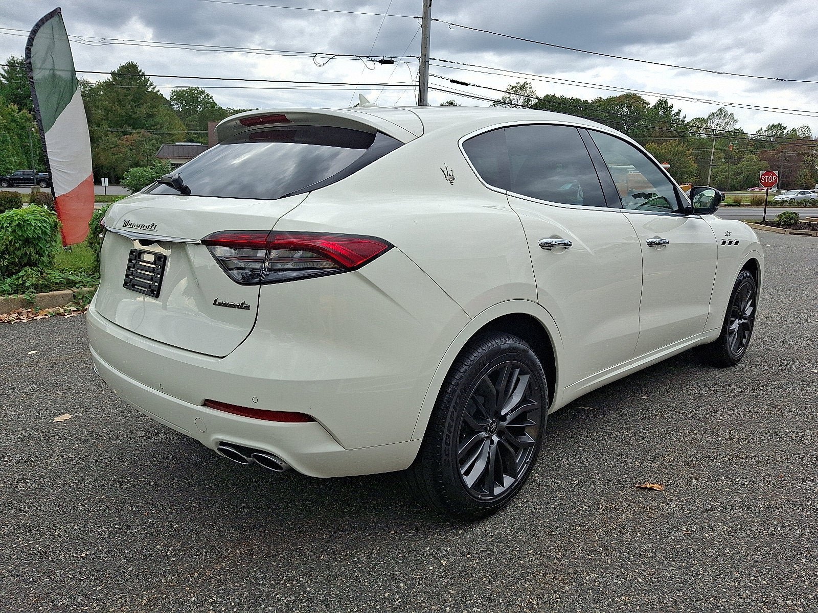 Used 2024 Maserati Levante GT Ultima AWD/4WD image 3