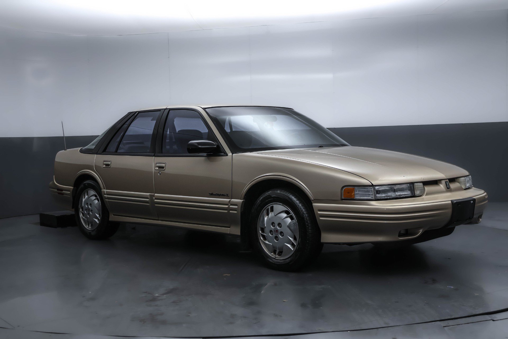 Used 1994 Oldsmobile Cutlass Supreme S FWD image 4