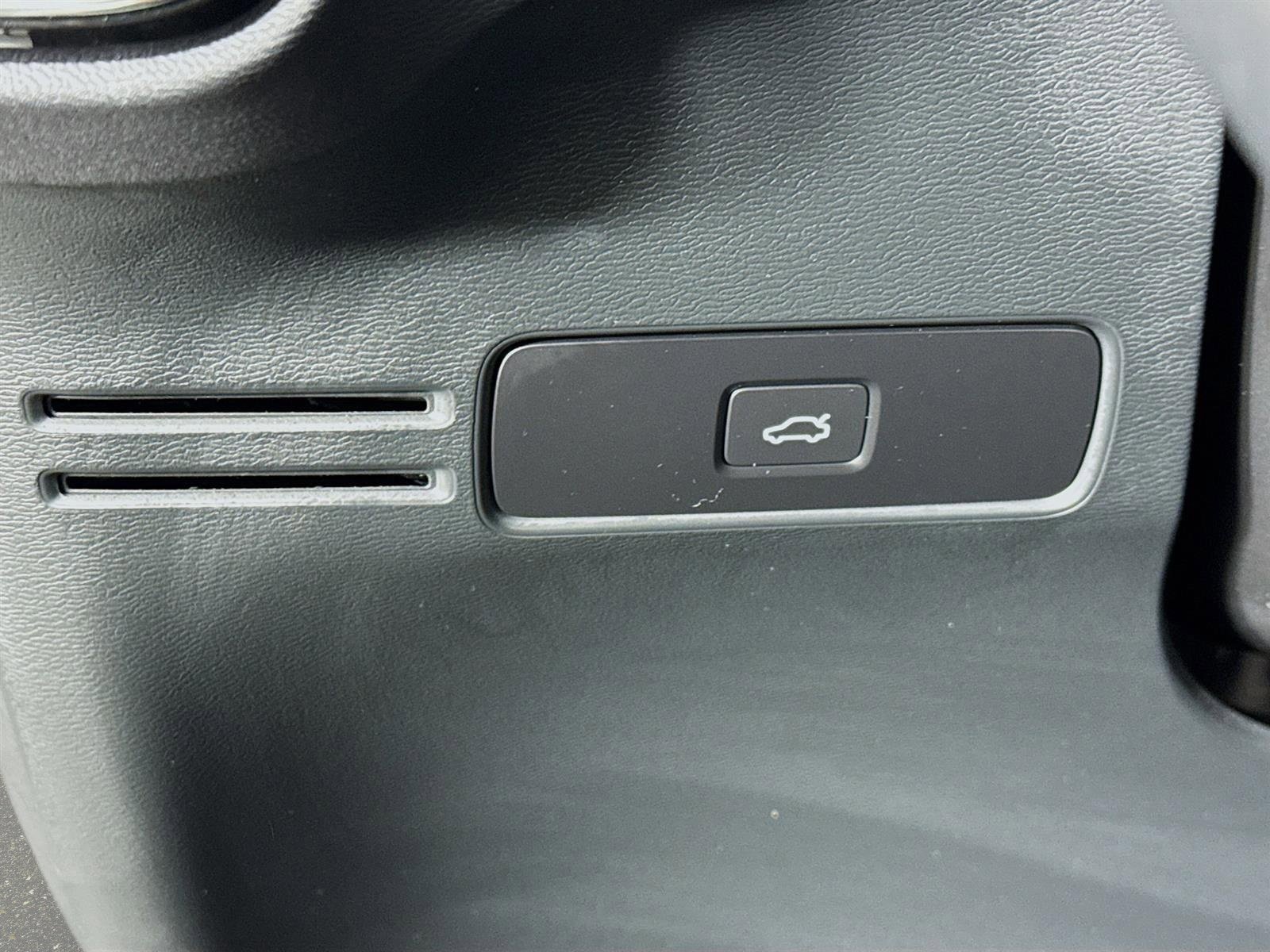 Used 2023 Volvo XC40 B5 Plus w/ Climate Package AWD/4WD image 11