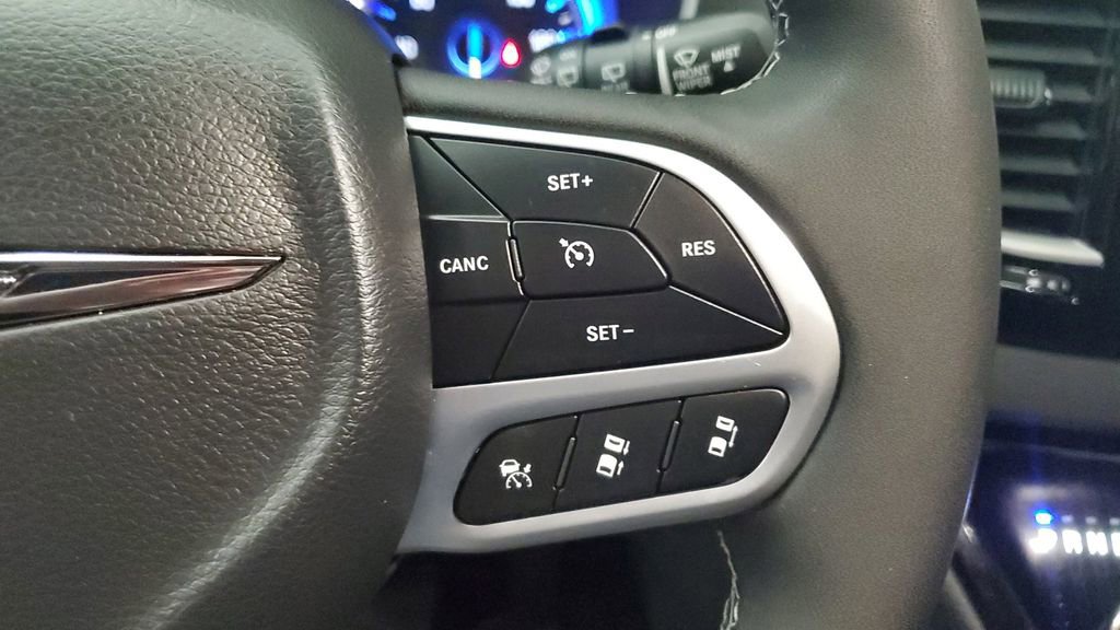 Used 2025 Chrysler Voyager LX image 28