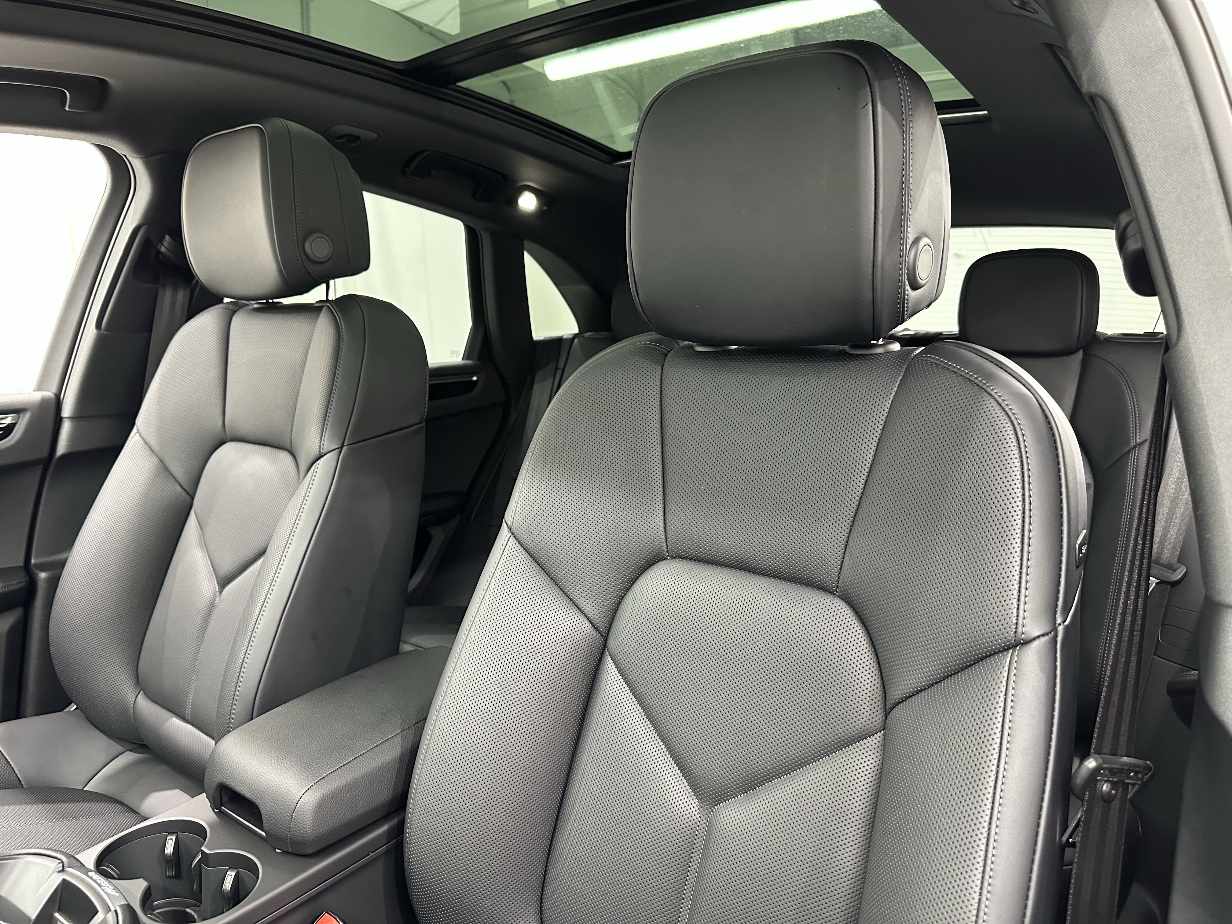 Used 2025 Porsche Macan AWD/4WD image 32