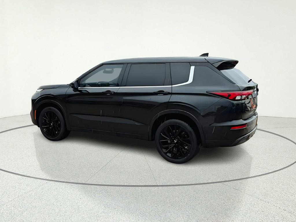 Used 2023 Mitsubishi Outlander SE Black Edition FWD image 4